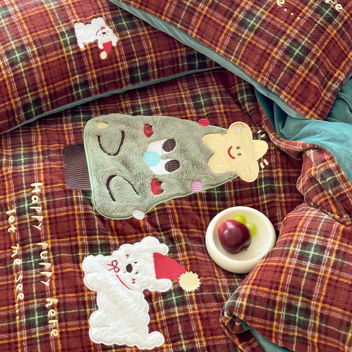 91家纺网 家纺一手货源 找家纺 桃子家居 2025新款A类高级仿生绵羊绒兔毛贴布绣刺绣工艺卡通少女加厚牛奶绒系列四件套 绵羊绒-圣诞小狗