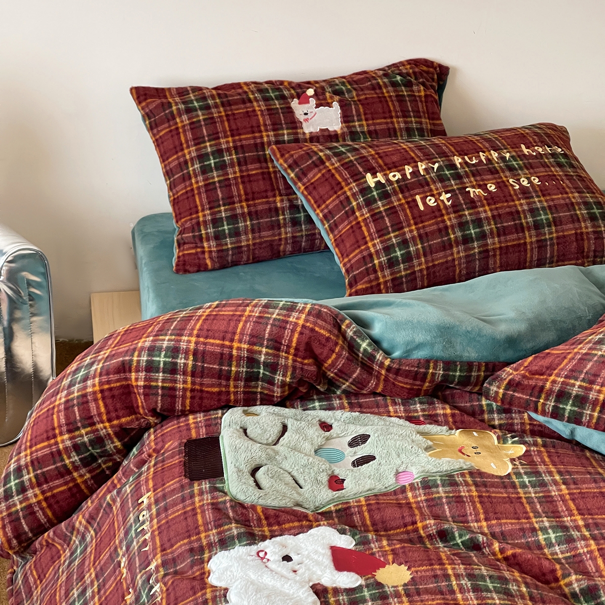 91家纺网 家纺一手货源 找家纺 桃子家居 2025新款A类高级仿生绵羊绒兔毛贴布绣刺绣工艺卡通少女加厚牛奶绒系列四件套 绵羊绒-圣诞小狗