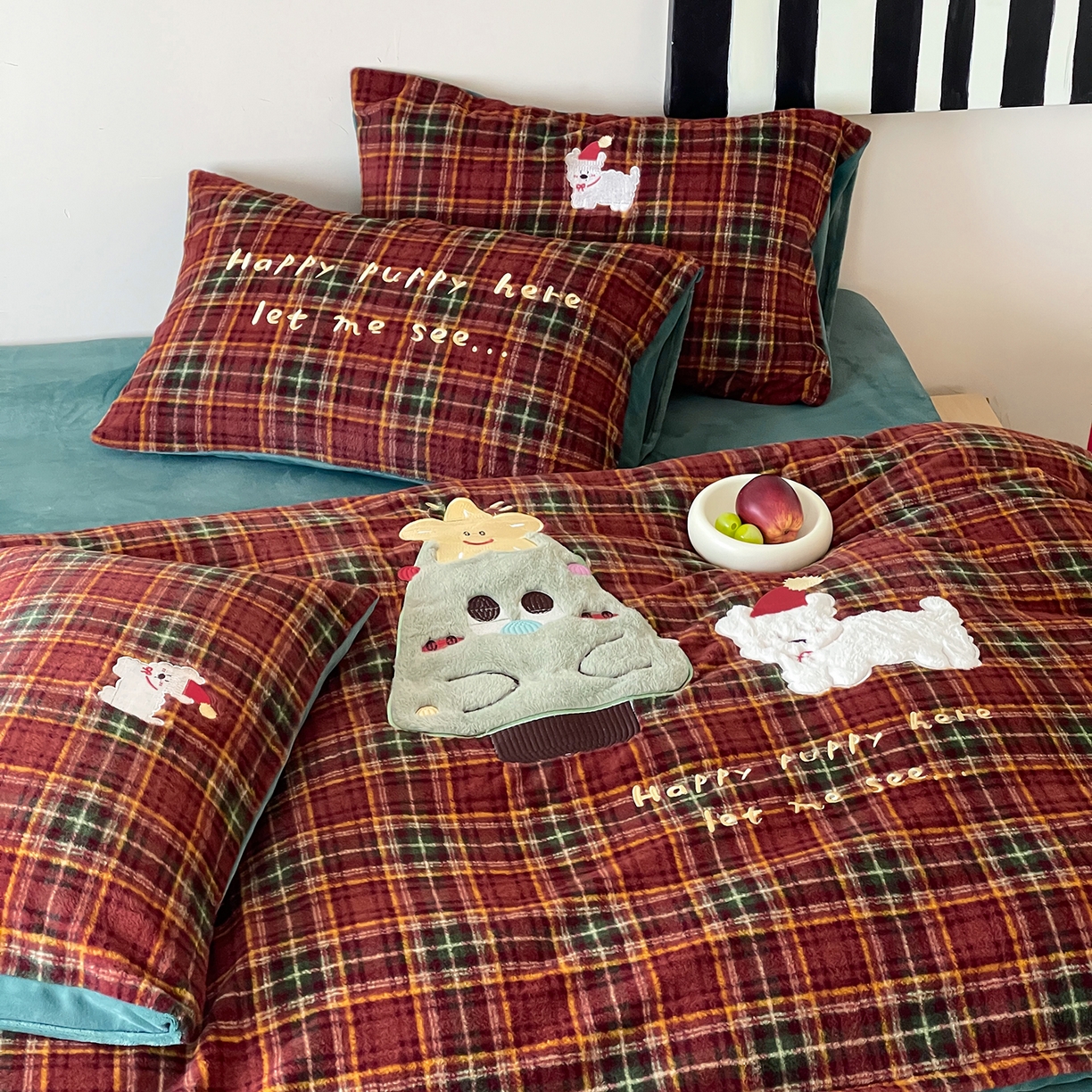 91家纺网 家纺一手货源 找家纺 桃子家居 2025新款A类高级仿生绵羊绒兔毛贴布绣刺绣工艺卡通少女加厚牛奶绒系列四件套 绵羊绒-圣诞小狗