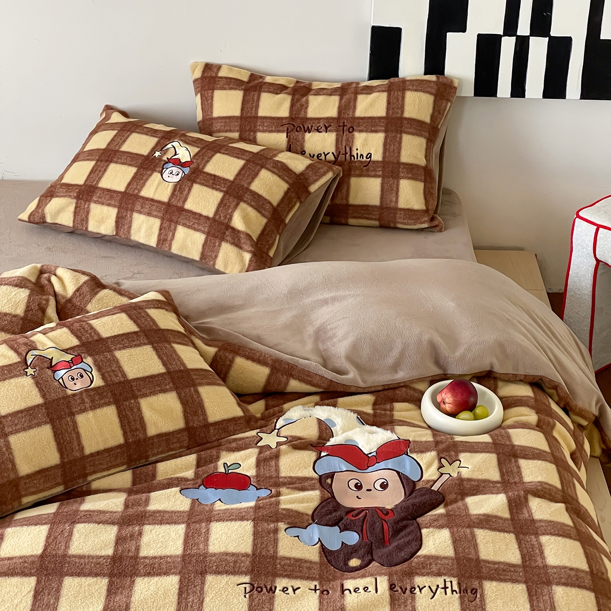 91家纺网 家纺一手货源 找家纺 桃子家居 2025新款A类高级仿生绵羊绒兔毛贴布绣刺绣工艺卡通少女加厚牛奶绒系列四件套 绵羊绒-星星人