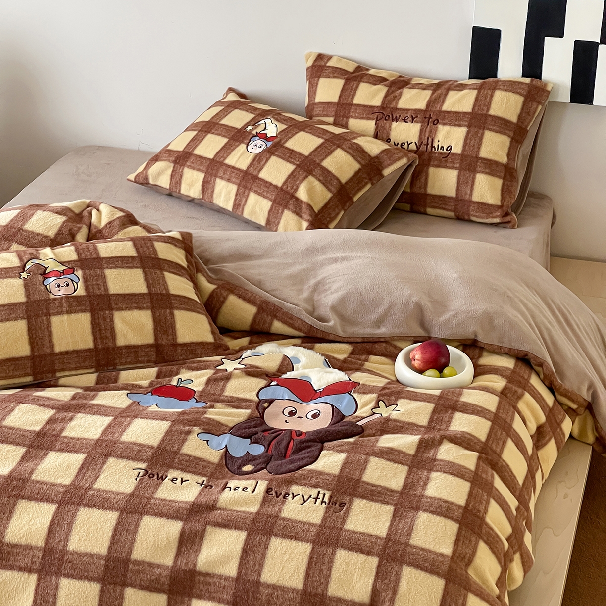 91家纺网 家纺一手货源 找家纺 桃子家居 2025新款A类高级仿生绵羊绒兔毛贴布绣刺绣工艺卡通少女加厚牛奶绒系列四件套 绵羊绒-星星人