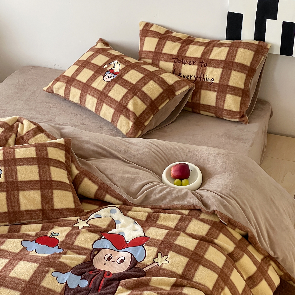 91家纺网 家纺一手货源 找家纺 桃子家居 2025新款A类高级仿生绵羊绒兔毛贴布绣刺绣工艺卡通少女加厚牛奶绒系列四件套 绵羊绒-星星人