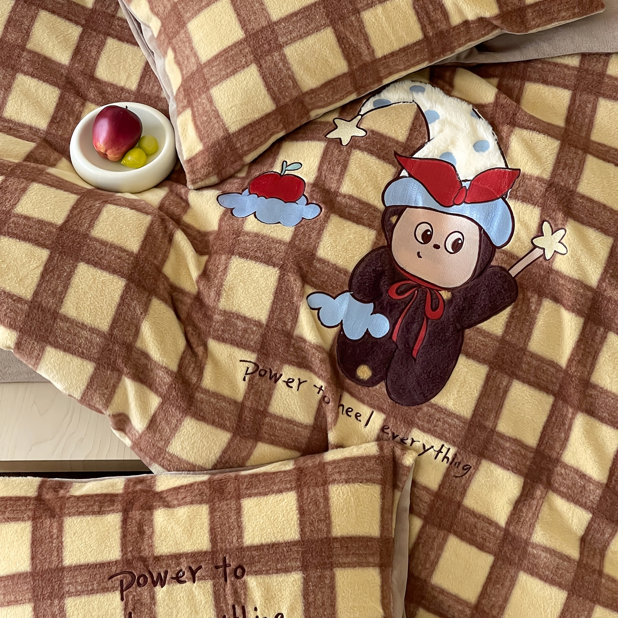 91家纺网 家纺一手货源 找家纺 桃子家居 2025新款A类高级仿生绵羊绒兔毛贴布绣刺绣工艺卡通少女加厚牛奶绒系列四件套 绵羊绒-星星人