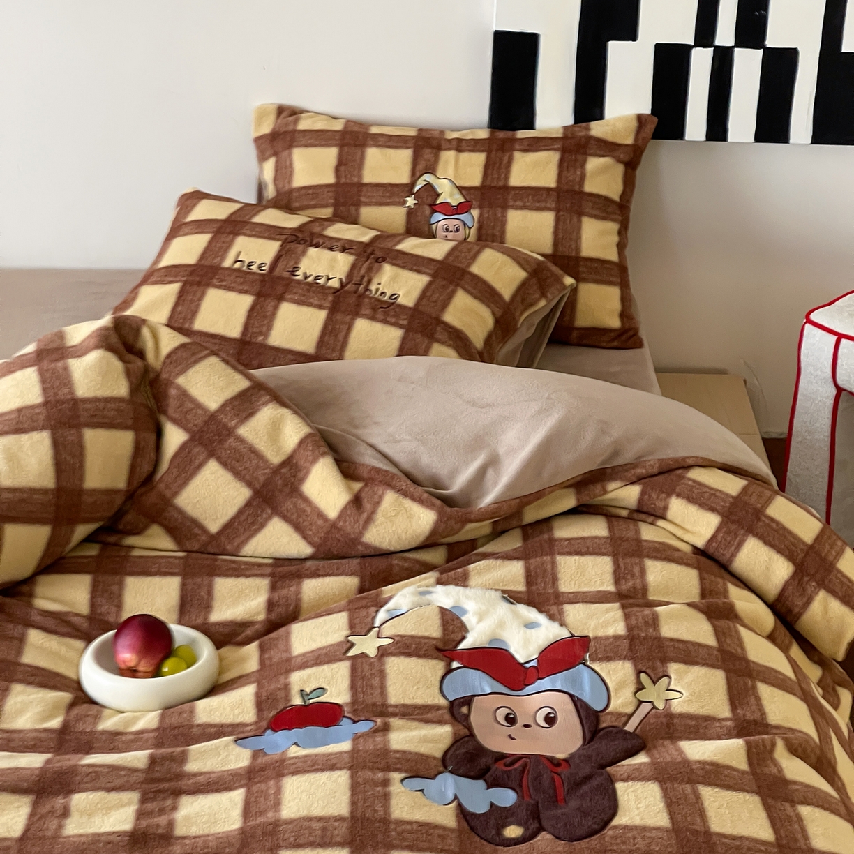 91家纺网 家纺一手货源 找家纺 桃子家居 2025新款A类高级仿生绵羊绒兔毛贴布绣刺绣工艺卡通少女加厚牛奶绒系列四件套 绵羊绒-星星人