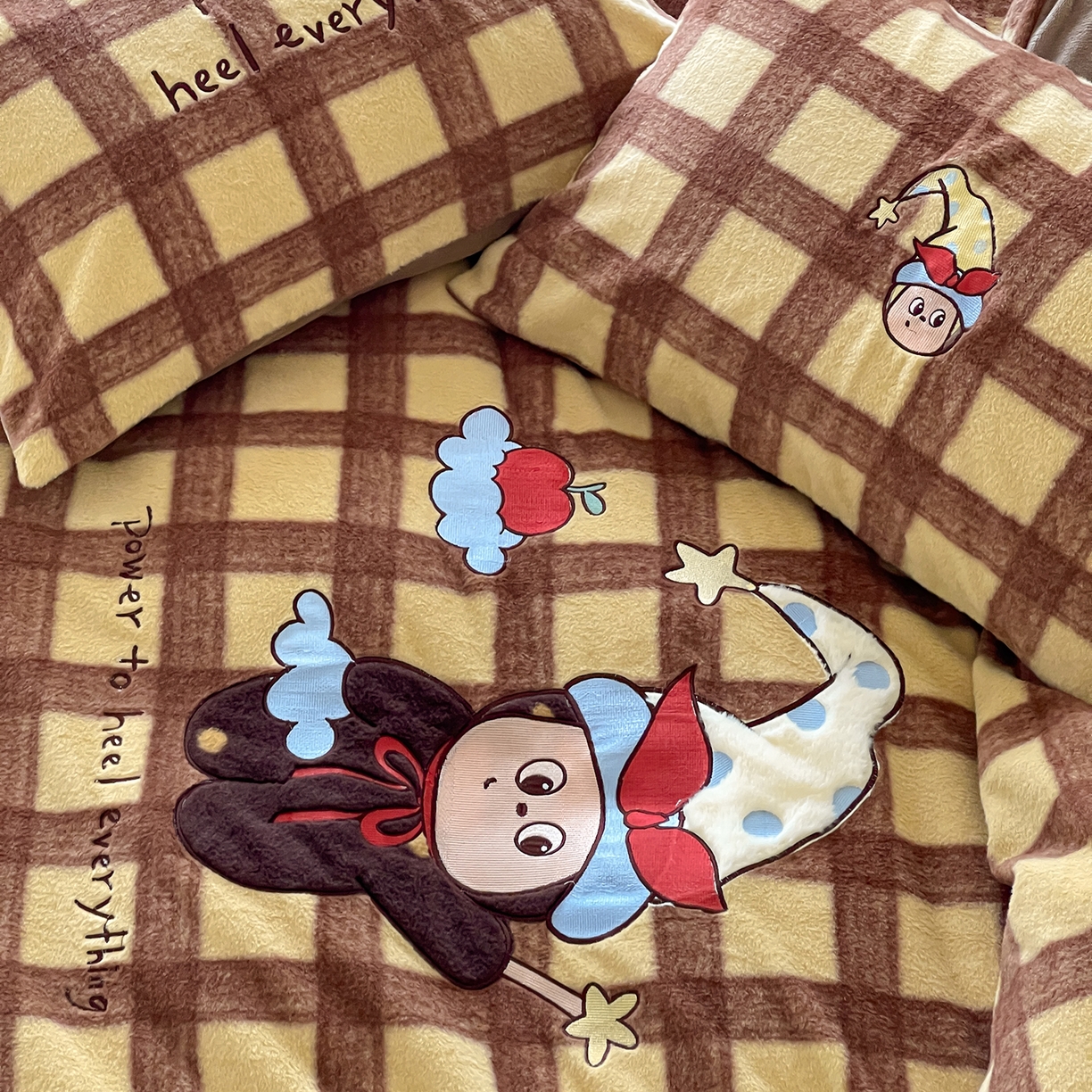 91家纺网 家纺一手货源 找家纺 桃子家居 2025新款A类高级仿生绵羊绒兔毛贴布绣刺绣工艺卡通少女加厚牛奶绒系列四件套 绵羊绒-星星人