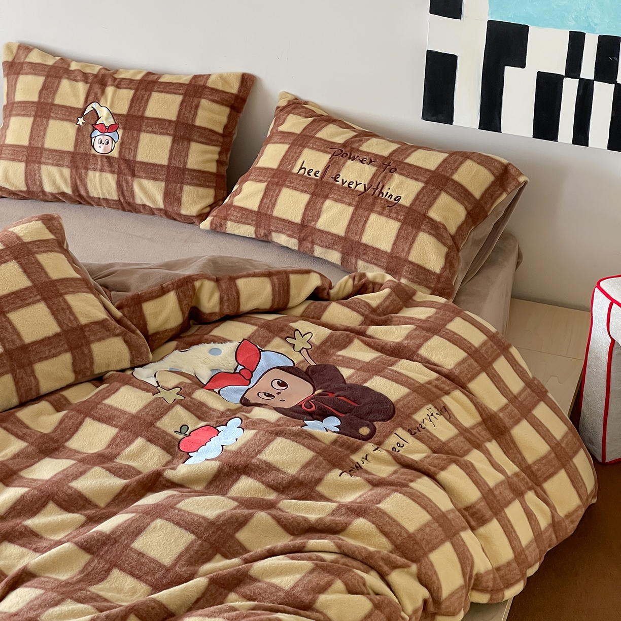 91家纺网 家纺一手货源 找家纺 桃子家居 2025新款A类高级仿生绵羊绒兔毛贴布绣刺绣工艺卡通少女加厚牛奶绒系列四件套 绵羊绒-星星人