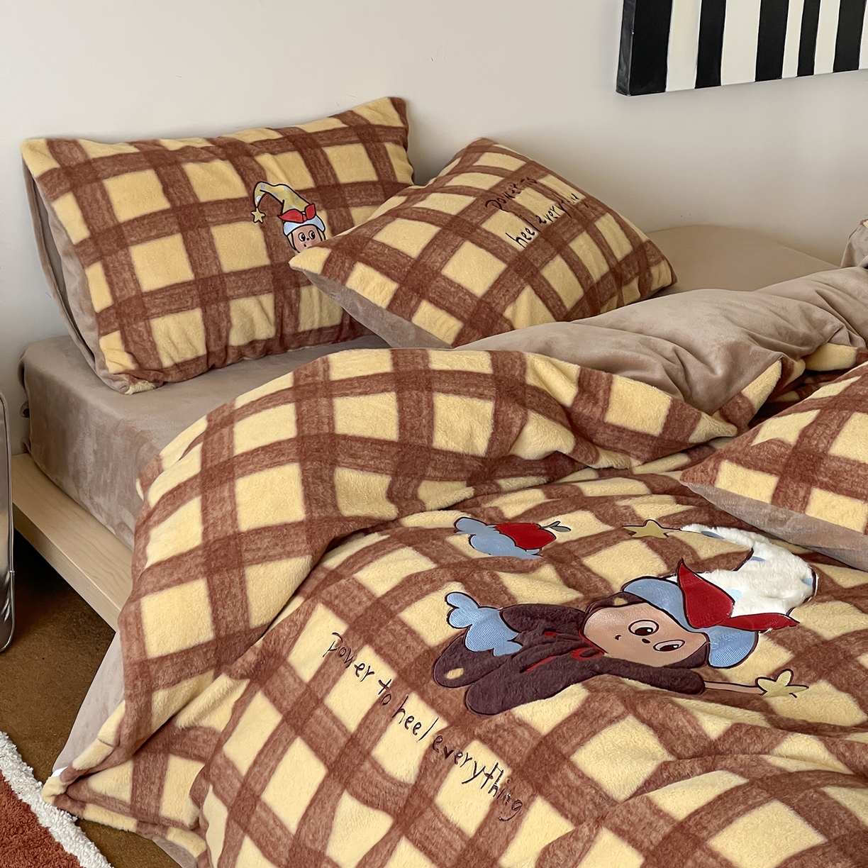 91家纺网 家纺一手货源 找家纺 桃子家居 2025新款A类高级仿生绵羊绒兔毛贴布绣刺绣工艺卡通少女加厚牛奶绒系列四件套 绵羊绒-星星人