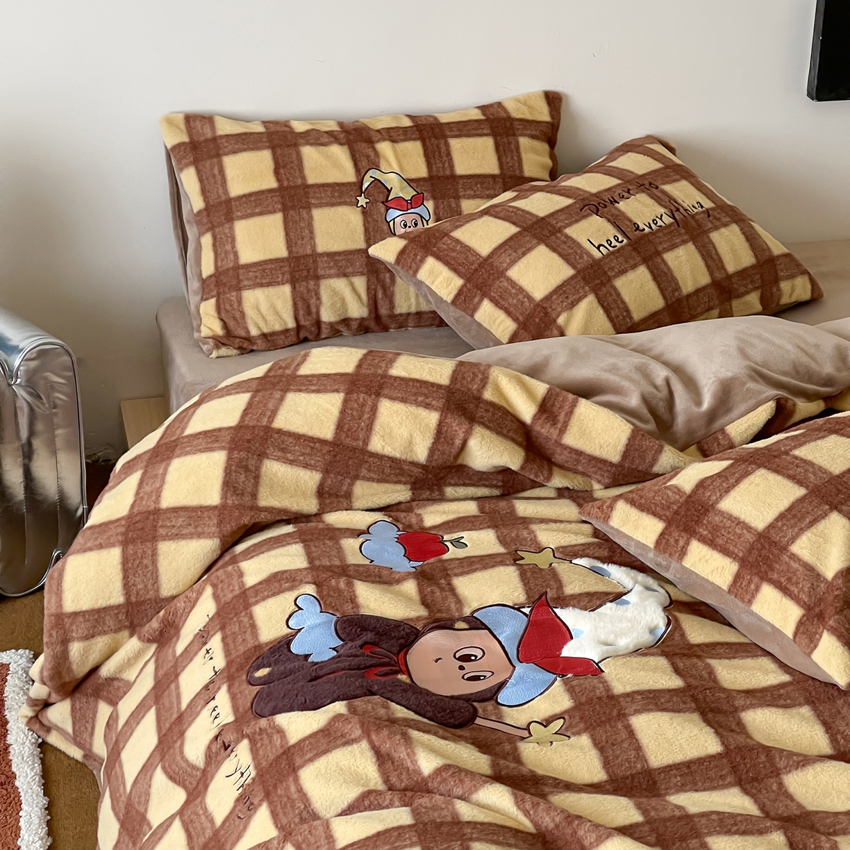 91家纺网 家纺一手货源 找家纺 桃子家居 2025新款A类高级仿生绵羊绒兔毛贴布绣刺绣工艺卡通少女加厚牛奶绒系列四件套 绵羊绒-星星人