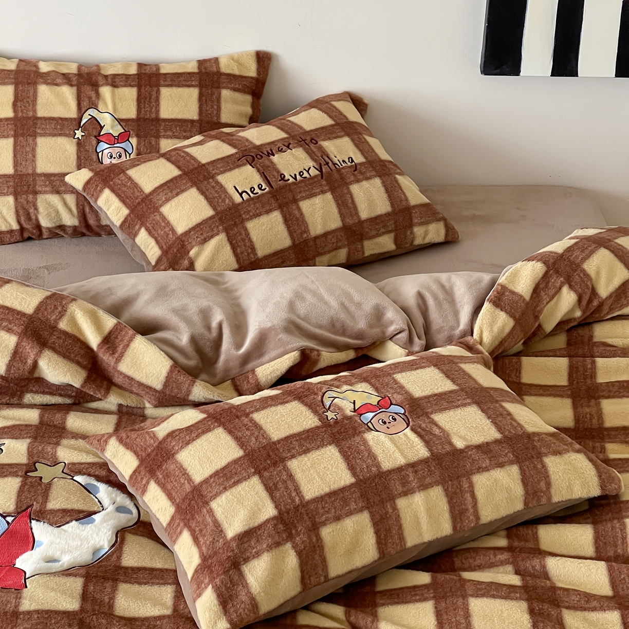 91家纺网 家纺一手货源 找家纺 桃子家居 2025新款A类高级仿生绵羊绒兔毛贴布绣刺绣工艺卡通少女加厚牛奶绒系列四件套 绵羊绒-星星人