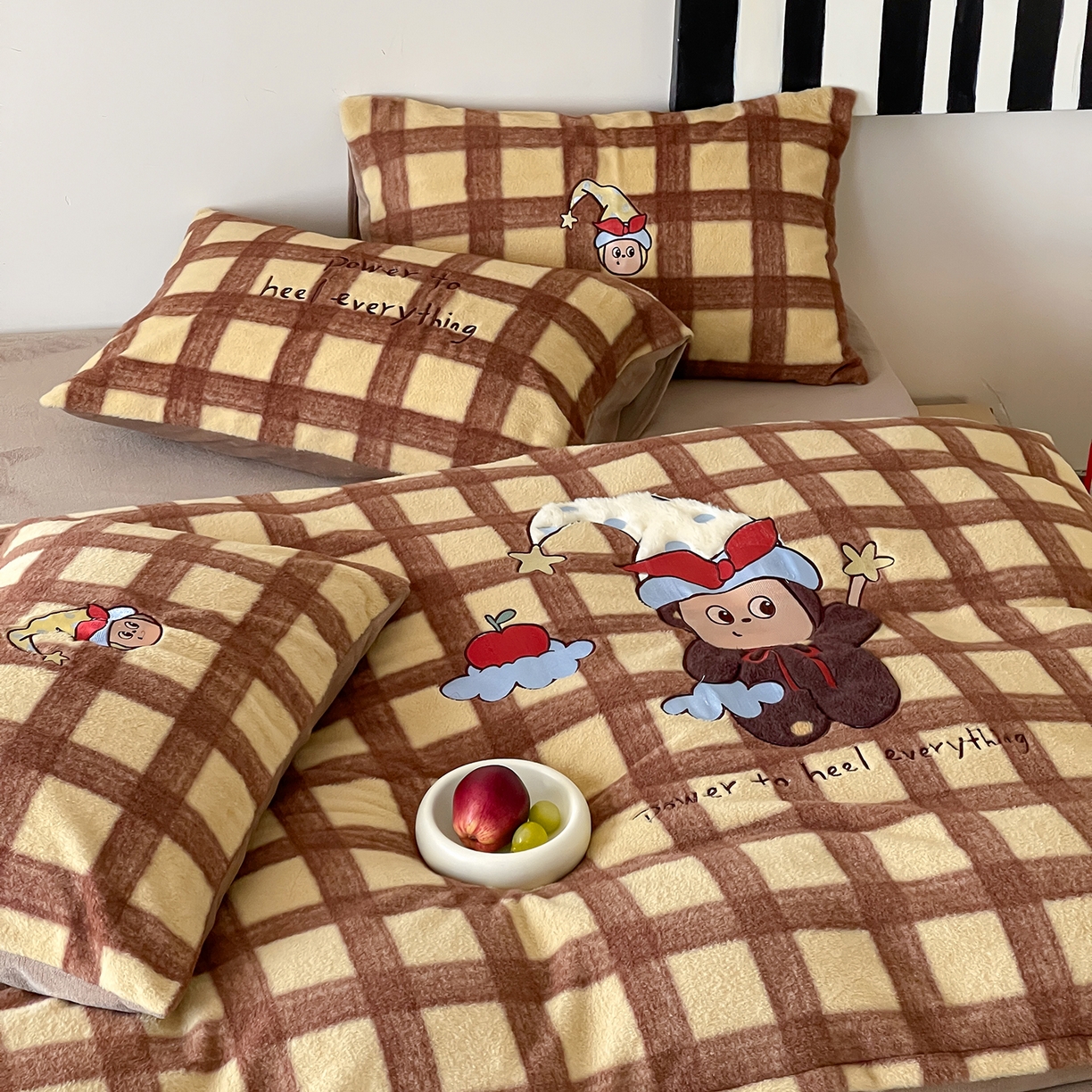 91家纺网 家纺一手货源 找家纺 桃子家居 2025新款A类高级仿生绵羊绒兔毛贴布绣刺绣工艺卡通少女加厚牛奶绒系列四件套 绵羊绒-星星人