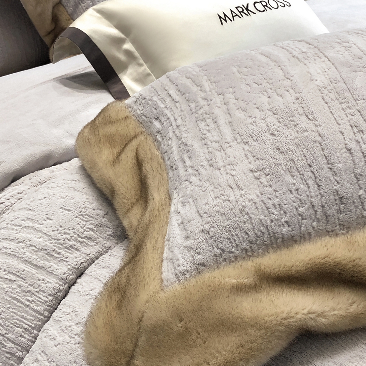 91家纺网 家纺一手货源 找家纺 （总）佳汐蓝家纺 2025新款高奢暖绒立体浮雕熊极绒系列四件套