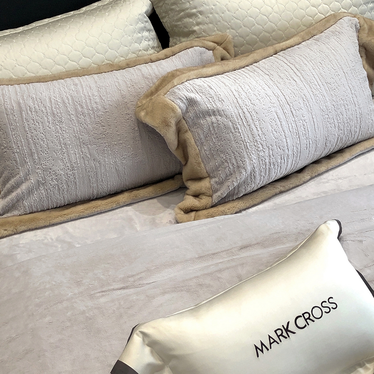 91家纺网 家纺一手货源 找家纺 （总）佳汐蓝家纺 2025新款高奢暖绒立体浮雕熊极绒系列四件套