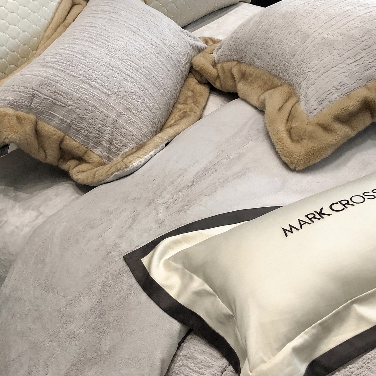 91家纺网 家纺一手货源 找家纺 （总）佳汐蓝家纺 2025新款高奢暖绒立体浮雕熊极绒系列四件套