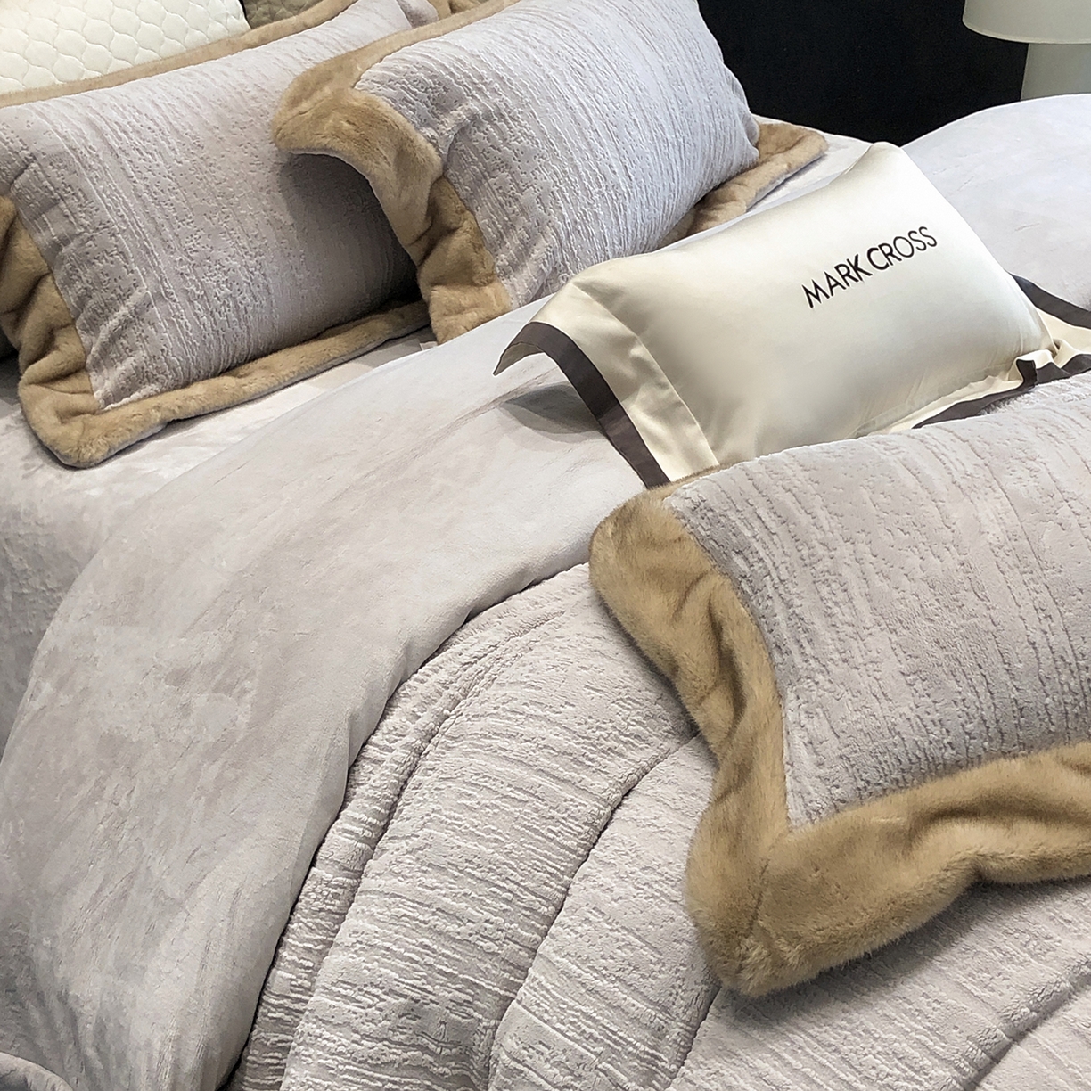 91家纺网 家纺一手货源 找家纺 （总）佳汐蓝家纺 2025新款高奢暖绒立体浮雕熊极绒系列四件套