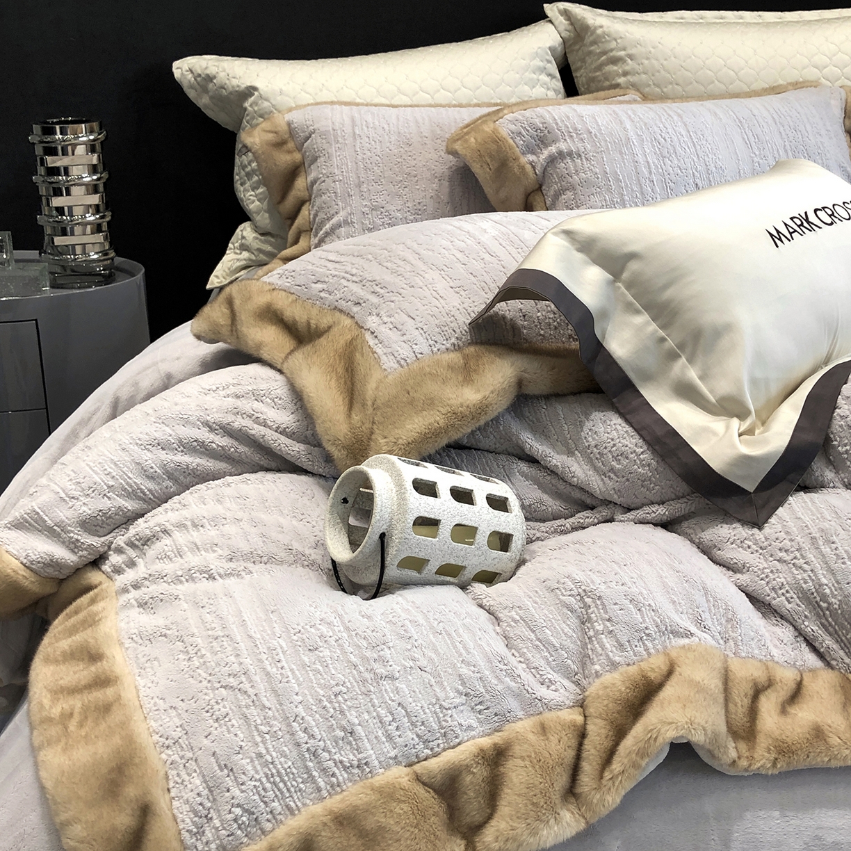 91家纺网 家纺一手货源 找家纺 （总）佳汐蓝家纺 2025新款高奢暖绒立体浮雕熊极绒系列四件套