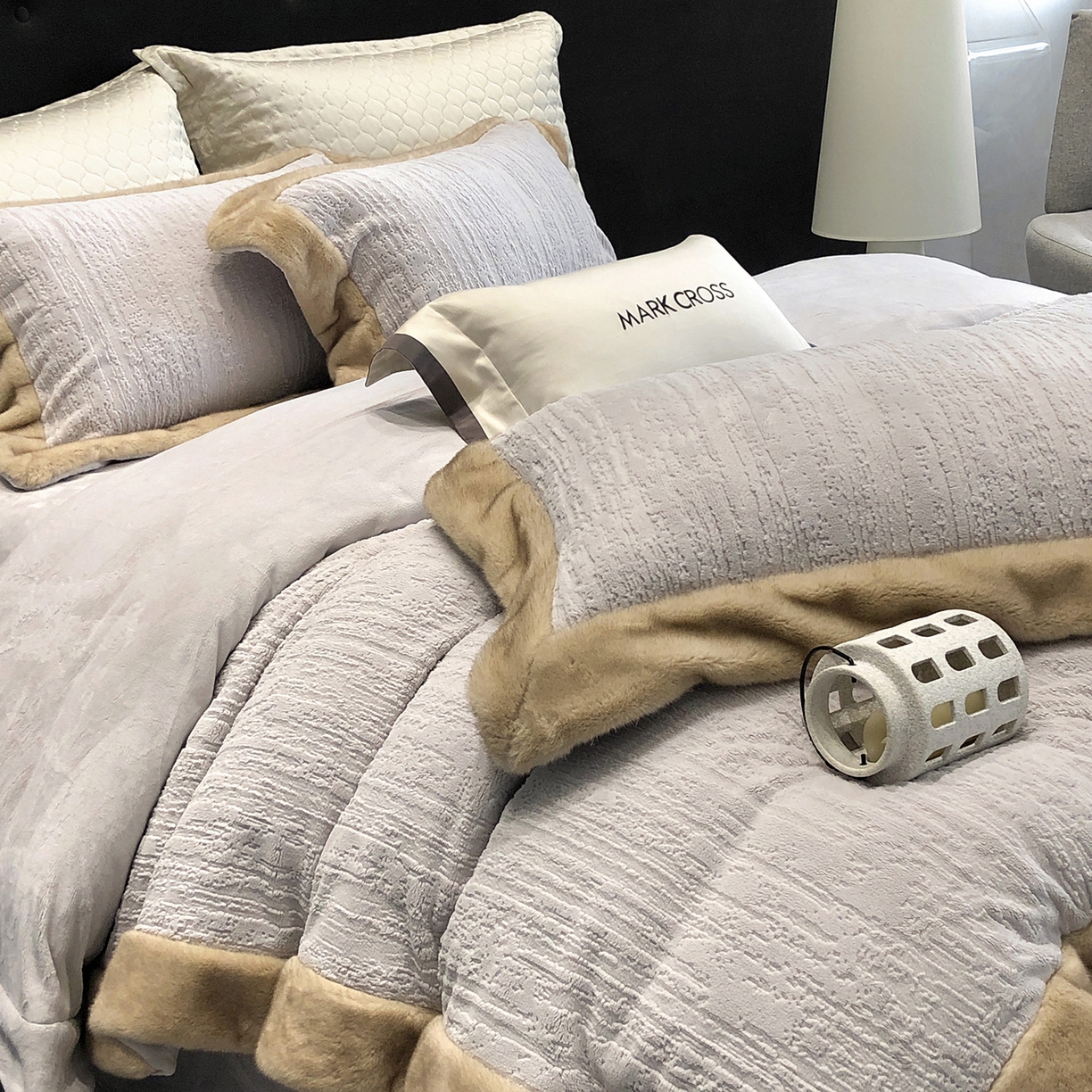 91家纺网 家纺一手货源 找家纺 （总）佳汐蓝家纺 2025新款高奢暖绒立体浮雕熊极绒系列四件套