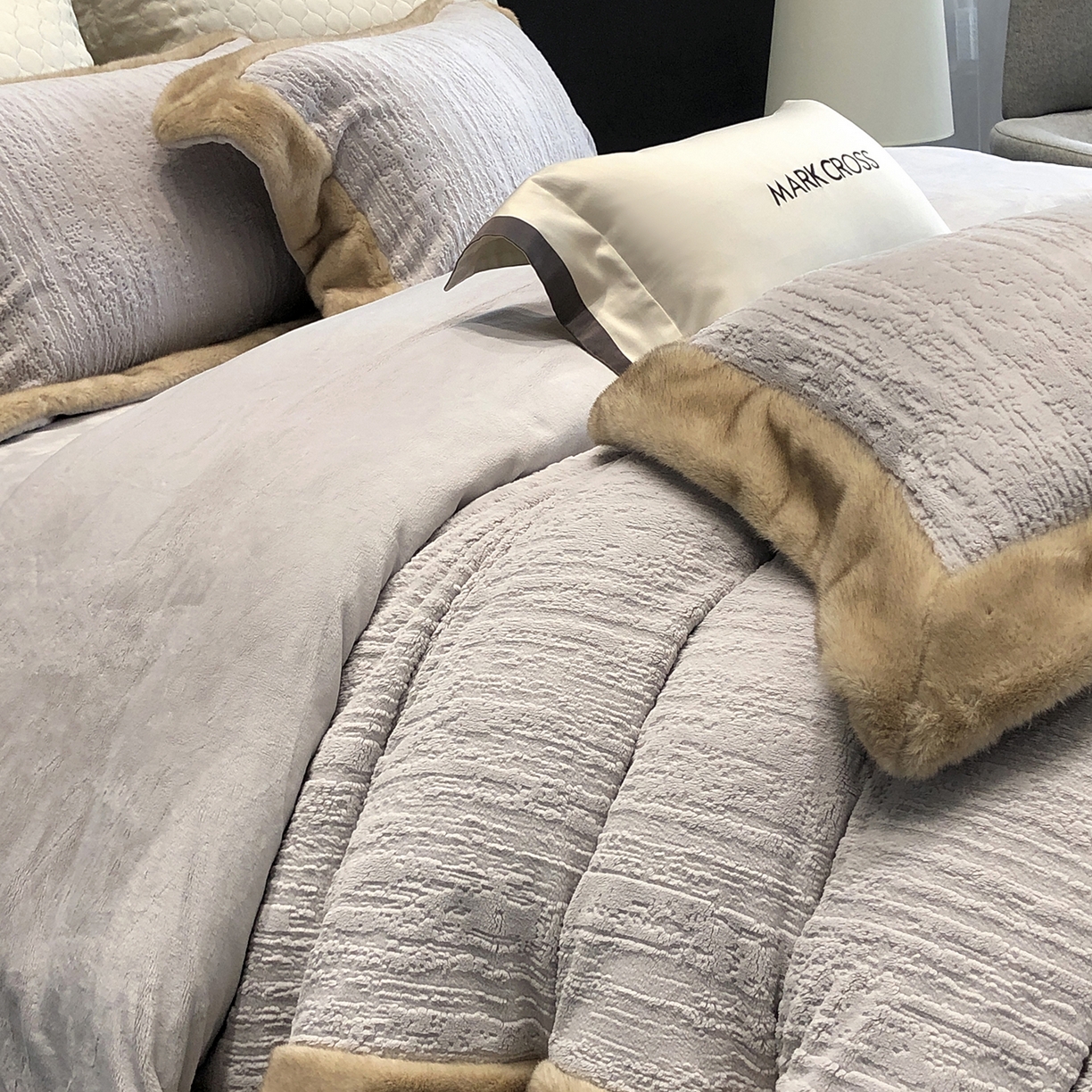 91家纺网 家纺一手货源 找家纺 （总）佳汐蓝家纺 2025新款高奢暖绒立体浮雕熊极绒系列四件套