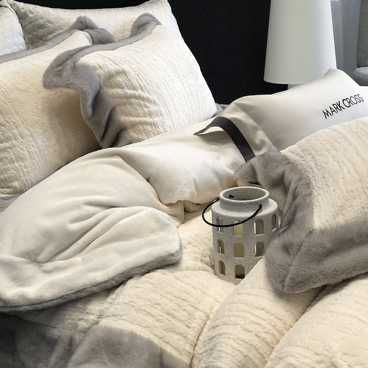 91家纺网 家纺一手货源 找家纺 佳汐蓝家纺 2025新款高奢暖绒立体浮雕熊极绒系列四件套 融冬北极狐-羊脂白