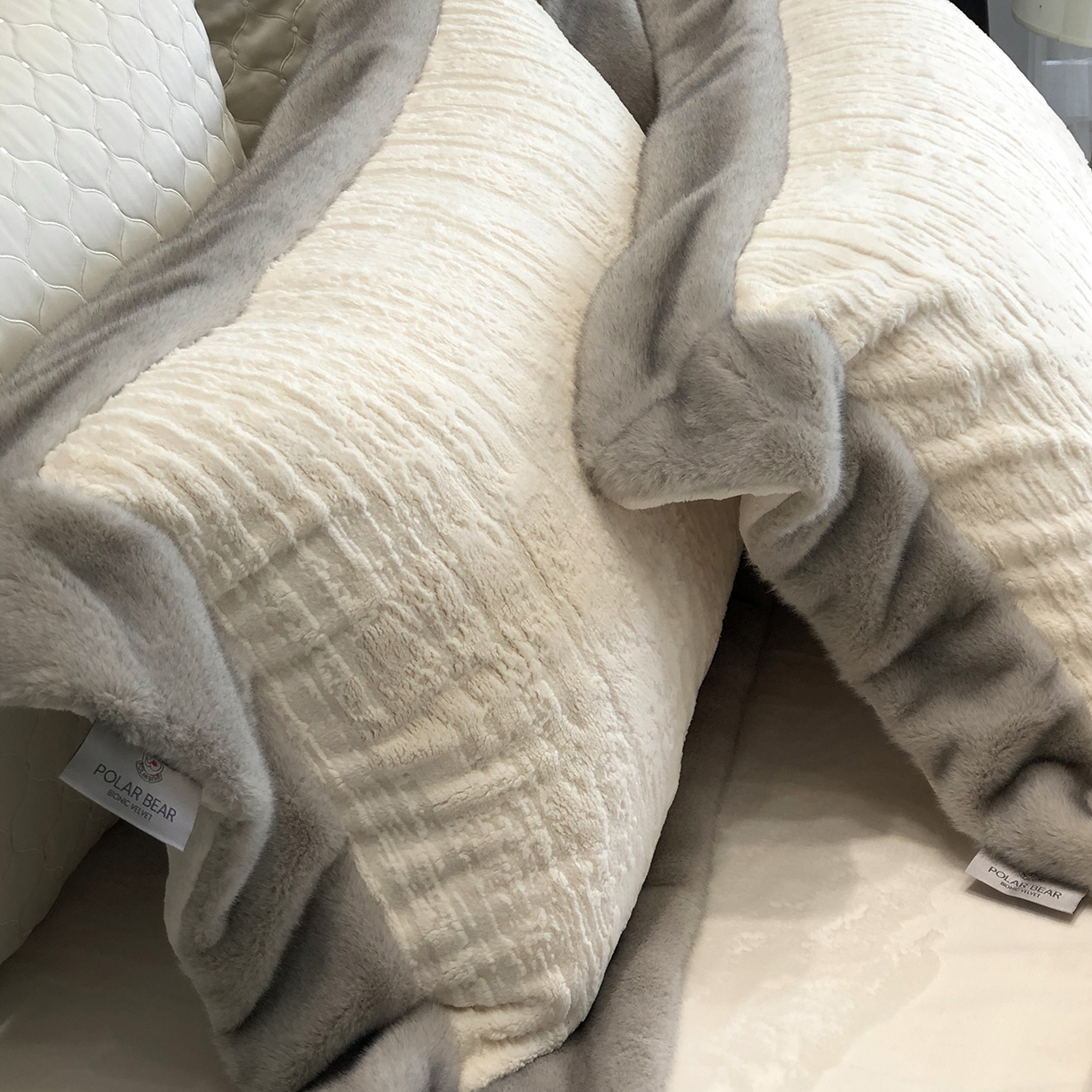 91家纺网 家纺一手货源 找家纺 佳汐蓝家纺 2025新款高奢暖绒立体浮雕熊极绒系列四件套 融冬北极狐-羊脂白
