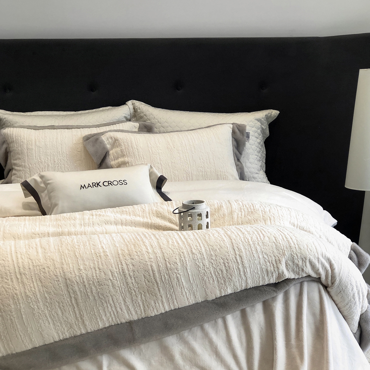 91家纺网 家纺一手货源 找家纺 佳汐蓝家纺 2025新款高奢暖绒立体浮雕熊极绒系列四件套 融冬北极狐-羊脂白