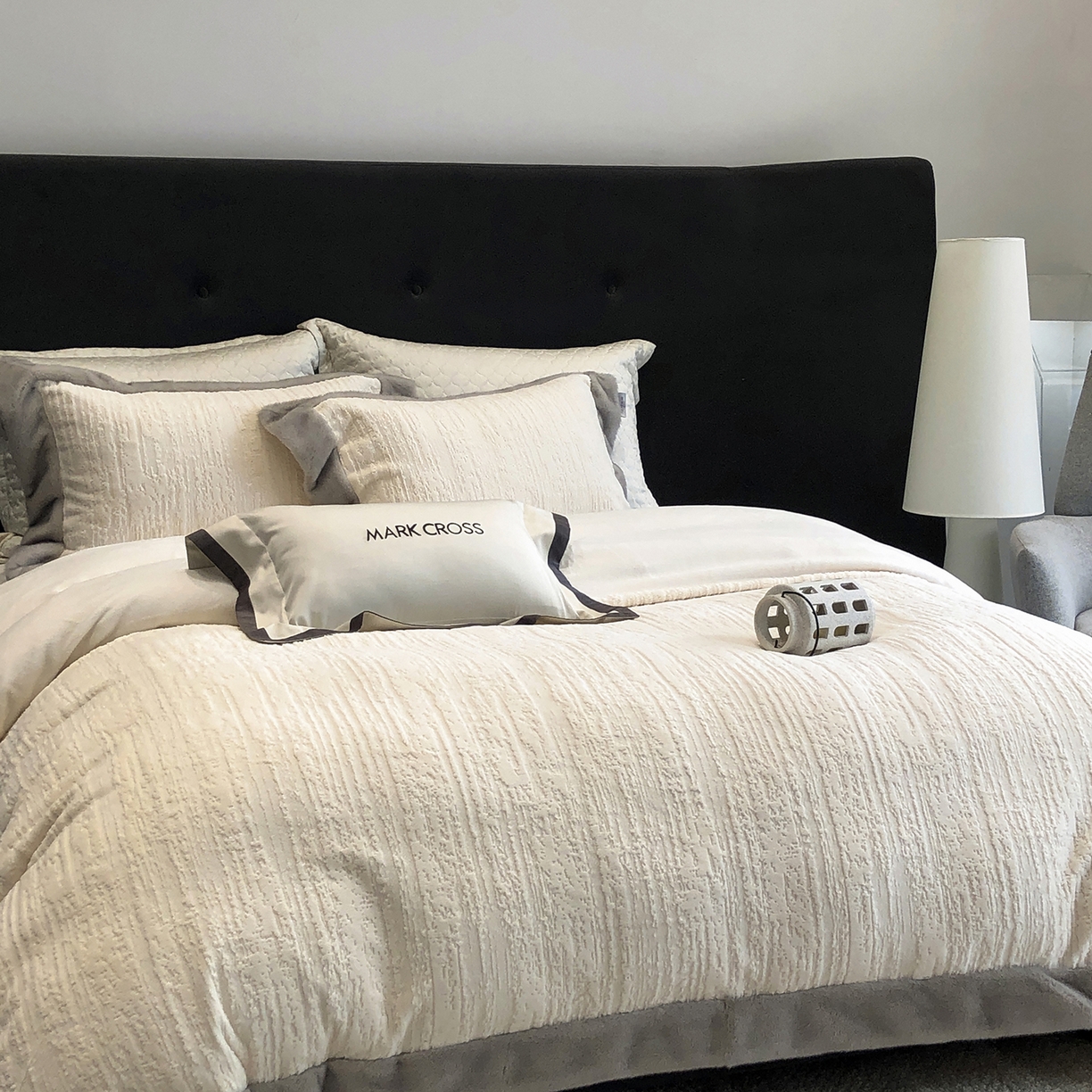 91家纺网 家纺一手货源 找家纺 佳汐蓝家纺 2025新款高奢暖绒立体浮雕熊极绒系列四件套 融冬北极狐-羊脂白