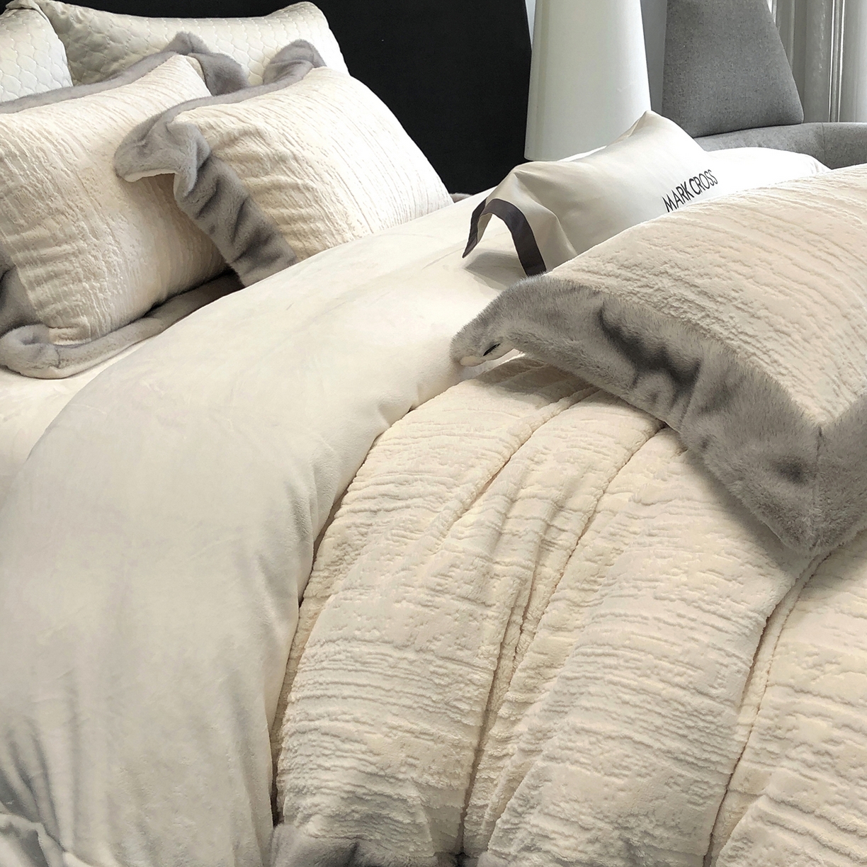 91家纺网 家纺一手货源 找家纺 佳汐蓝家纺 2025新款高奢暖绒立体浮雕熊极绒系列四件套 融冬北极狐-羊脂白