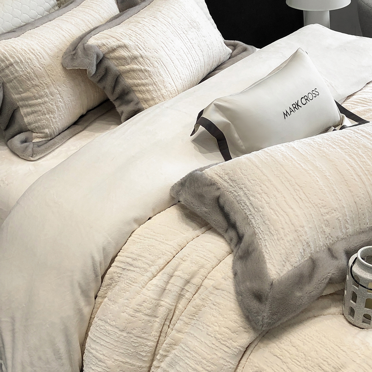 91家纺网 家纺一手货源 找家纺 佳汐蓝家纺 2025新款高奢暖绒立体浮雕熊极绒系列四件套 融冬北极狐-羊脂白