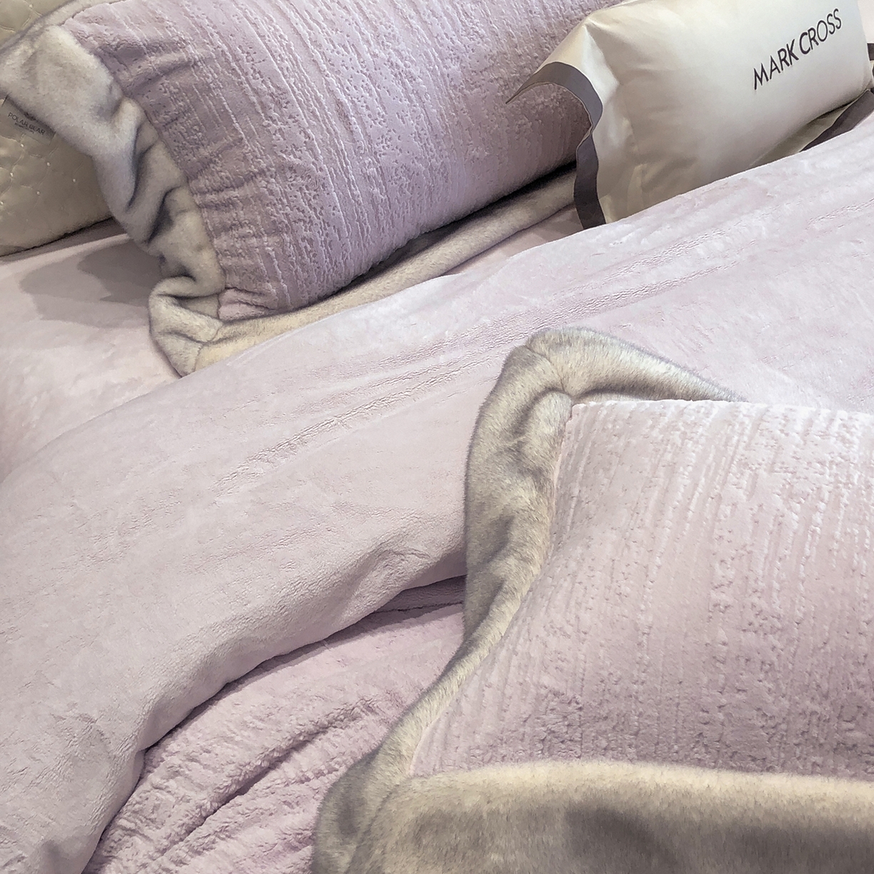 91家纺网 家纺一手货源 找家纺 佳汐蓝家纺 2025新款高奢暖绒立体浮雕熊极绒系列四件套 融冬北极狐-奶芋紫