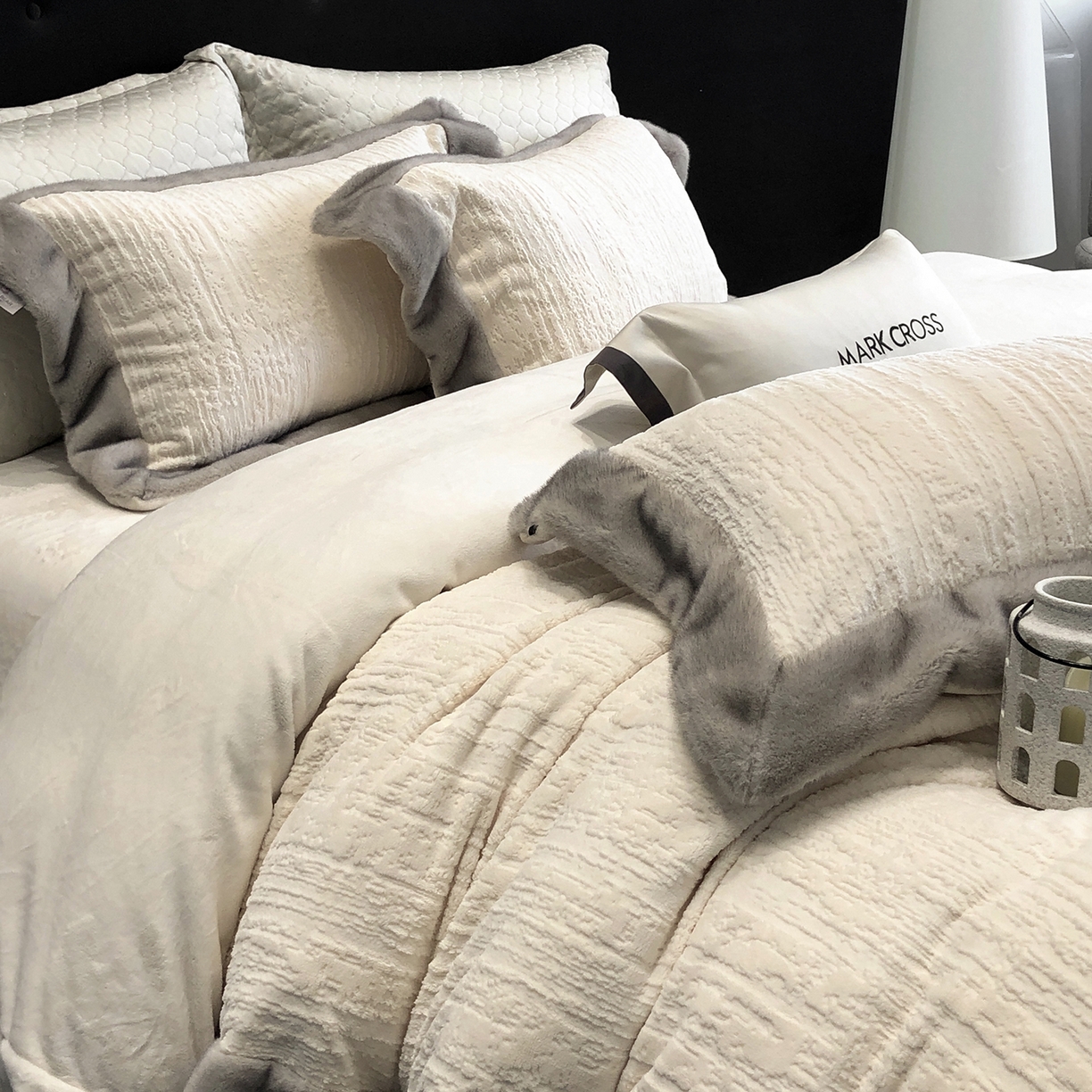 91家纺网 家纺一手货源 找家纺 佳汐蓝家纺 2025新款高奢暖绒立体浮雕熊极绒系列四件套 融冬北极狐-羊脂白