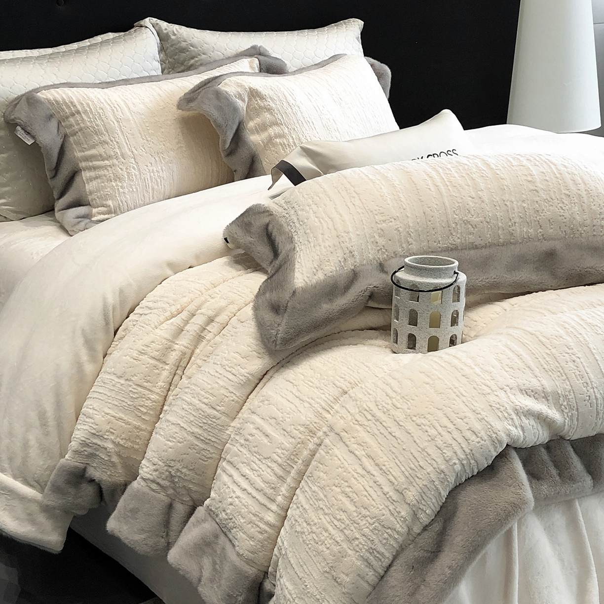 91家纺网 家纺一手货源 找家纺 佳汐蓝家纺 2025新款高奢暖绒立体浮雕熊极绒系列四件套 融冬北极狐-羊脂白