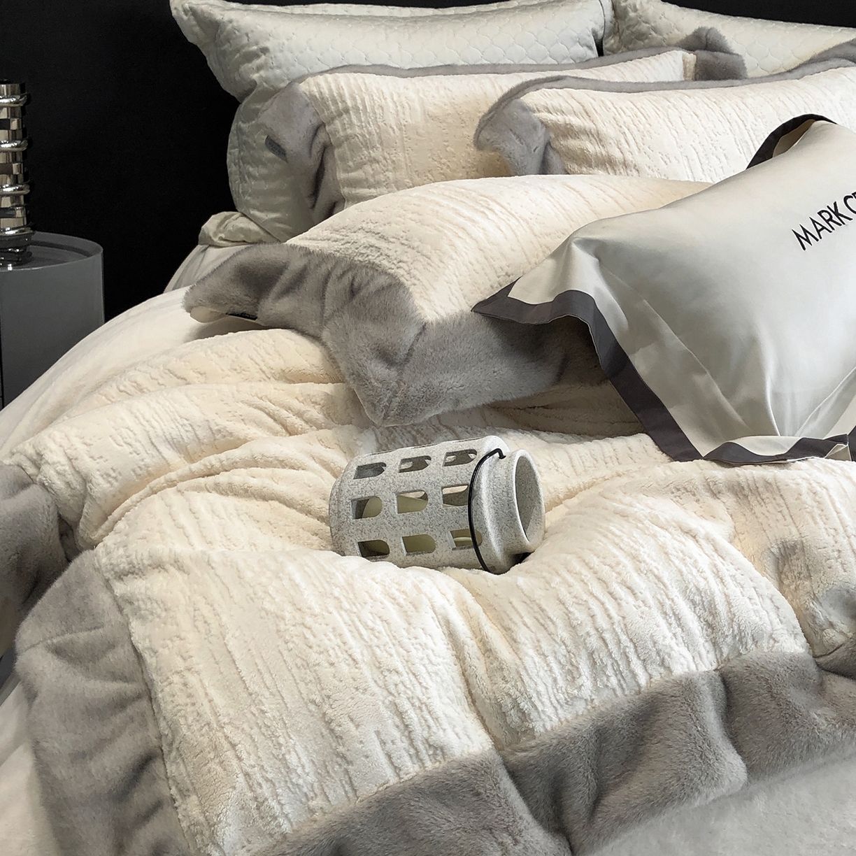 91家纺网 家纺一手货源 找家纺 佳汐蓝家纺 2025新款高奢暖绒立体浮雕熊极绒系列四件套 融冬北极狐-羊脂白