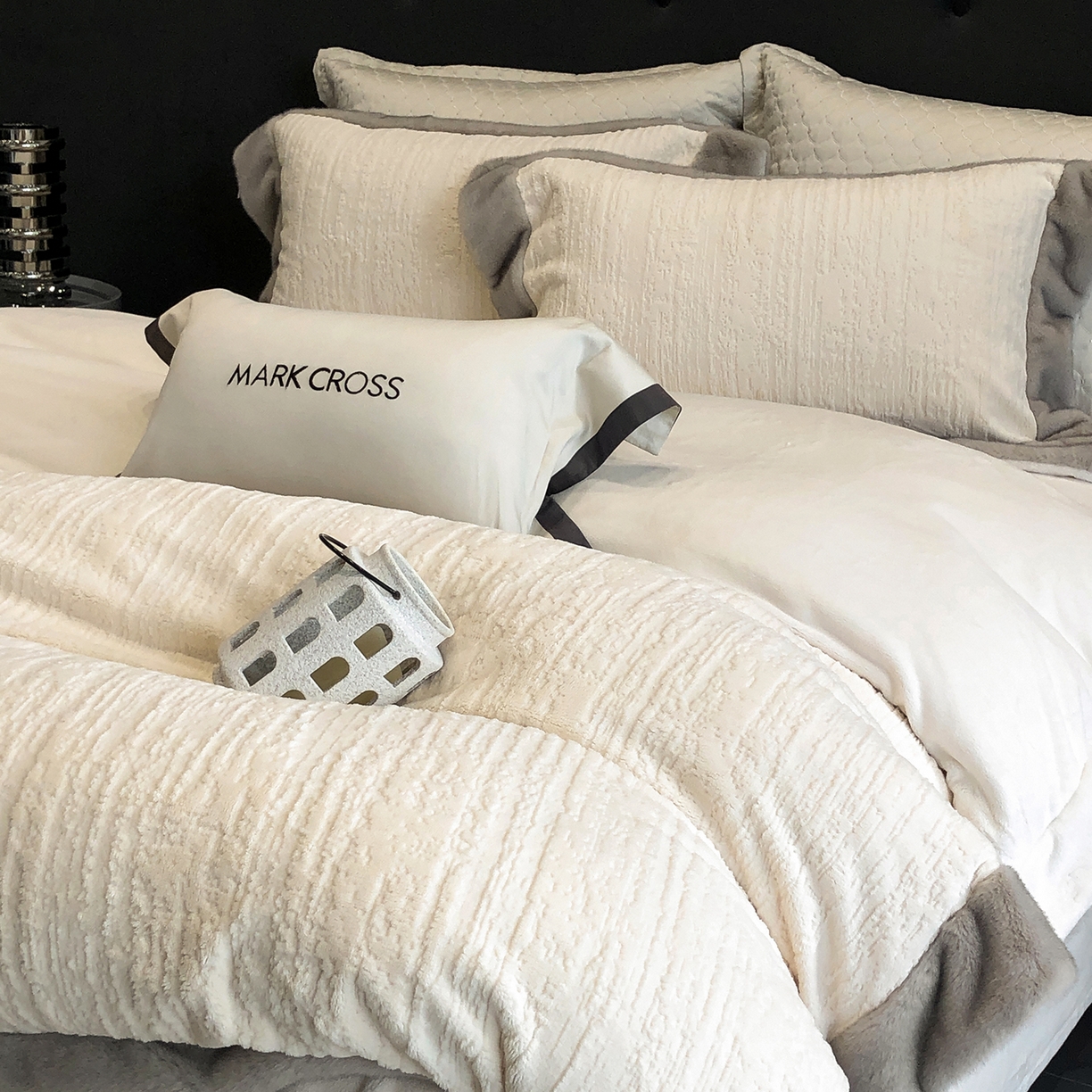 91家纺网 家纺一手货源 找家纺 佳汐蓝家纺 2025新款高奢暖绒立体浮雕熊极绒系列四件套 融冬北极狐-羊脂白