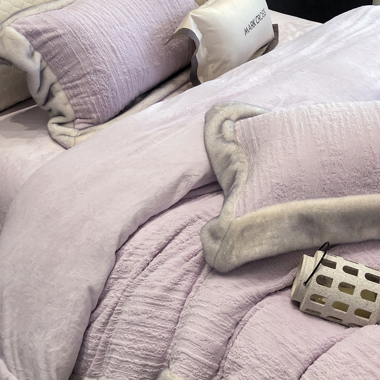 91家纺网 家纺一手货源 找家纺 佳汐蓝家纺 2025新款高奢暖绒立体浮雕熊极绒系列四件套 融冬北极狐-奶芋紫