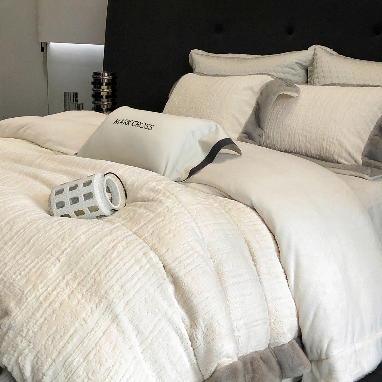 91家纺网 家纺一手货源 找家纺 佳汐蓝家纺 2025新款高奢暖绒立体浮雕熊极绒系列四件套 融冬北极狐-羊脂白