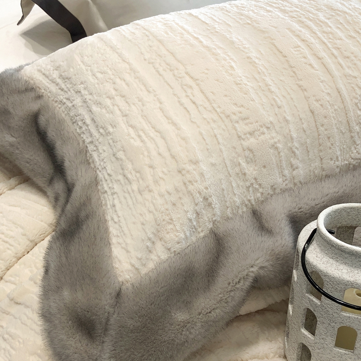 91家纺网 家纺一手货源 找家纺 佳汐蓝家纺 2025新款高奢暖绒立体浮雕熊极绒系列四件套 融冬北极狐-羊脂白