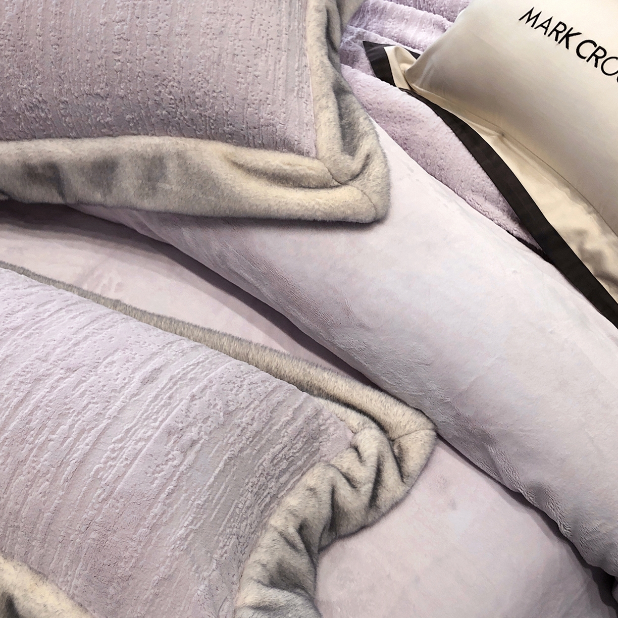 91家纺网 家纺一手货源 找家纺 佳汐蓝家纺 2025新款高奢暖绒立体浮雕熊极绒系列四件套 融冬北极狐-奶芋紫