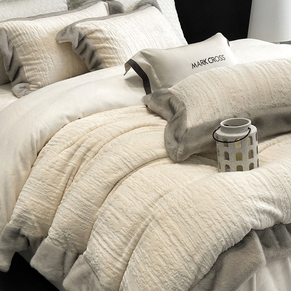 91家纺网 家纺一手货源 找家纺 佳汐蓝家纺 2025新款高奢暖绒立体浮雕熊极绒系列四件套 融冬北极狐-羊脂白