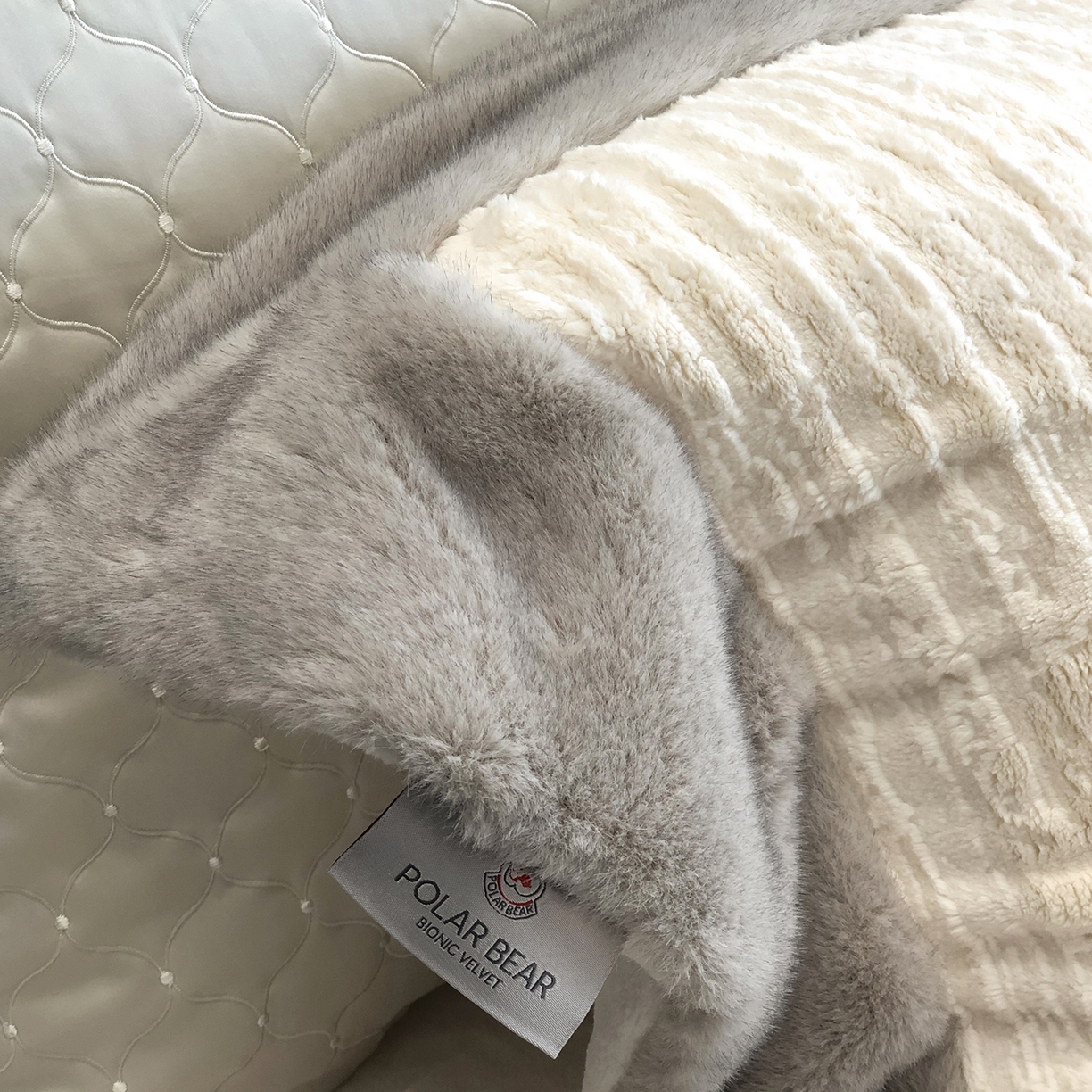 91家纺网 家纺一手货源 找家纺 佳汐蓝家纺 2025新款高奢暖绒立体浮雕熊极绒系列四件套 融冬北极狐-羊脂白