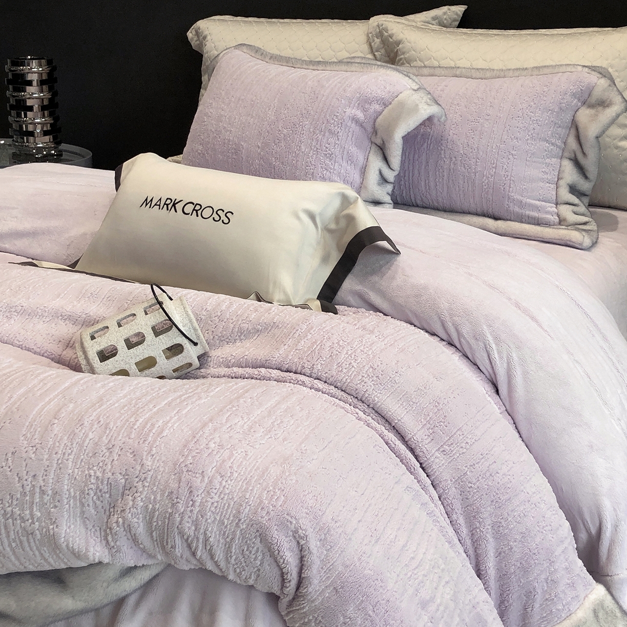 91家纺网 家纺一手货源 找家纺 佳汐蓝家纺 2025新款高奢暖绒立体浮雕熊极绒系列四件套 融冬北极狐-奶芋紫