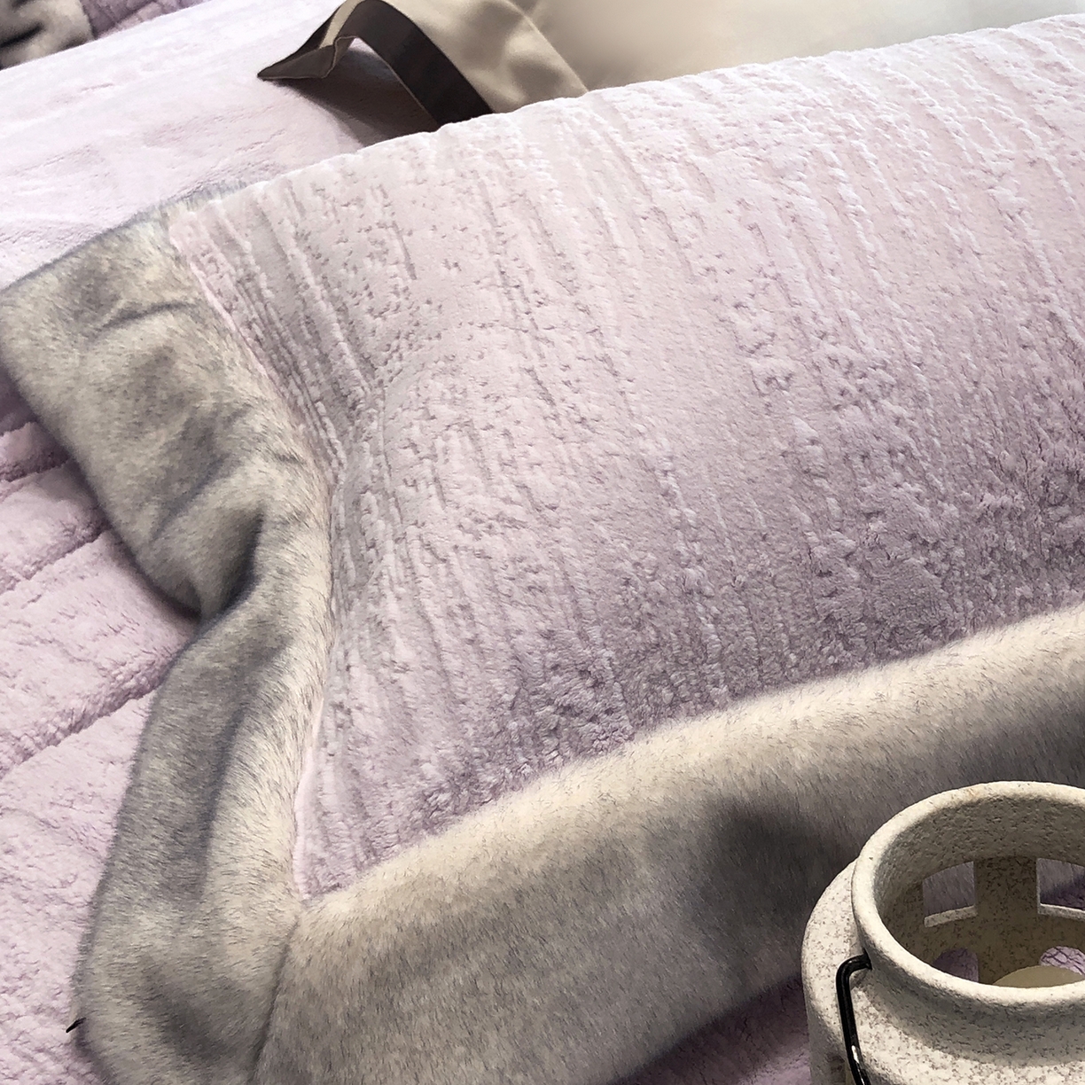 91家纺网 家纺一手货源 找家纺 佳汐蓝家纺 2025新款高奢暖绒立体浮雕熊极绒系列四件套 融冬北极狐-奶芋紫