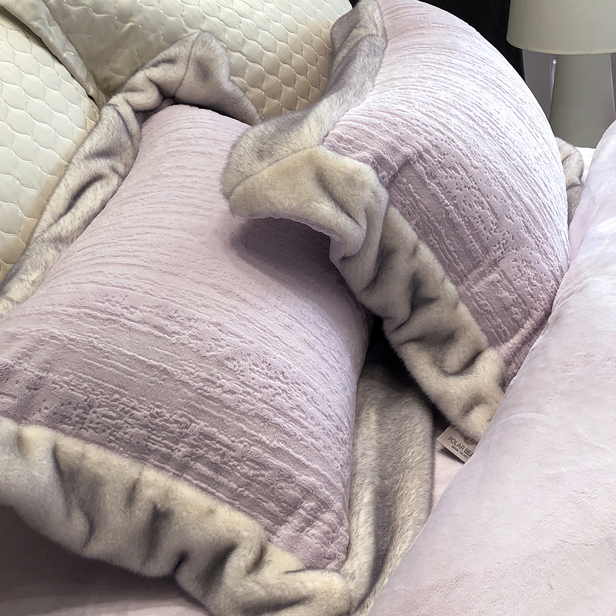 91家纺网 家纺一手货源 找家纺 佳汐蓝家纺 2025新款高奢暖绒立体浮雕熊极绒系列四件套 融冬北极狐-奶芋紫