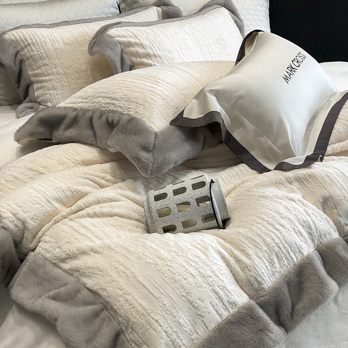 91家纺网 家纺一手货源 找家纺 佳汐蓝家纺 2025新款高奢暖绒立体浮雕熊极绒系列四件套 融冬北极狐-羊脂白