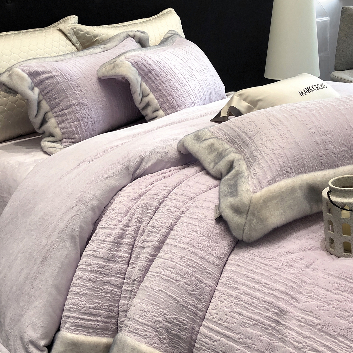 91家纺网 家纺一手货源 找家纺 佳汐蓝家纺 2025新款高奢暖绒立体浮雕熊极绒系列四件套 融冬北极狐-奶芋紫