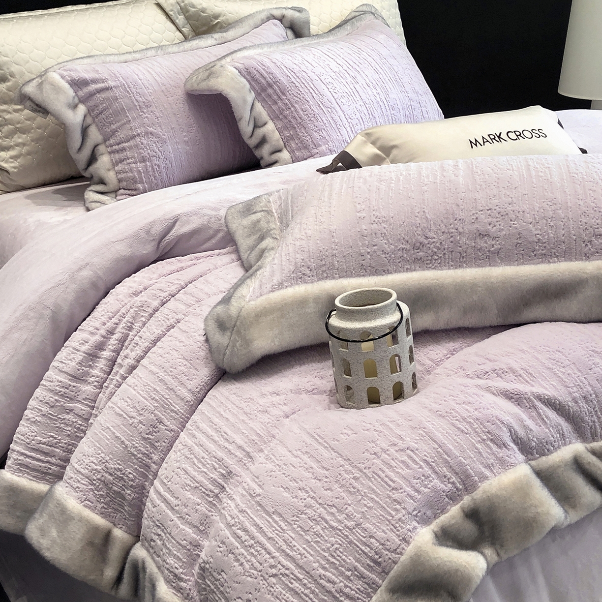 91家纺网 家纺一手货源 找家纺 佳汐蓝家纺 2025新款高奢暖绒立体浮雕熊极绒系列四件套 融冬北极狐-奶芋紫