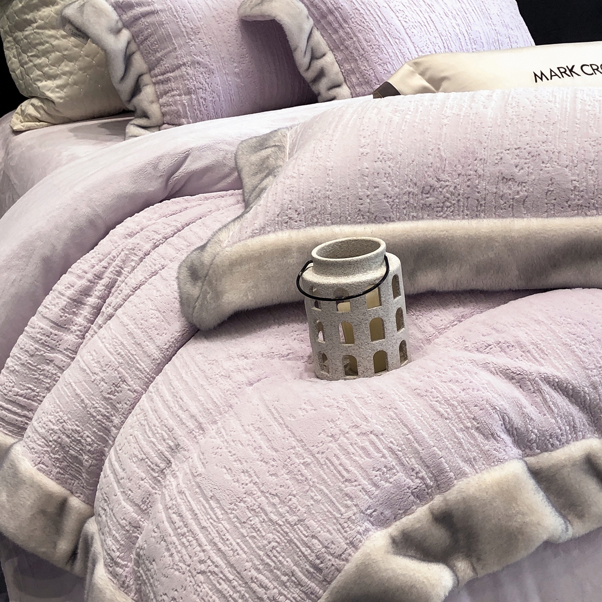 91家纺网 家纺一手货源 找家纺 佳汐蓝家纺 2025新款高奢暖绒立体浮雕熊极绒系列四件套 融冬北极狐-奶芋紫