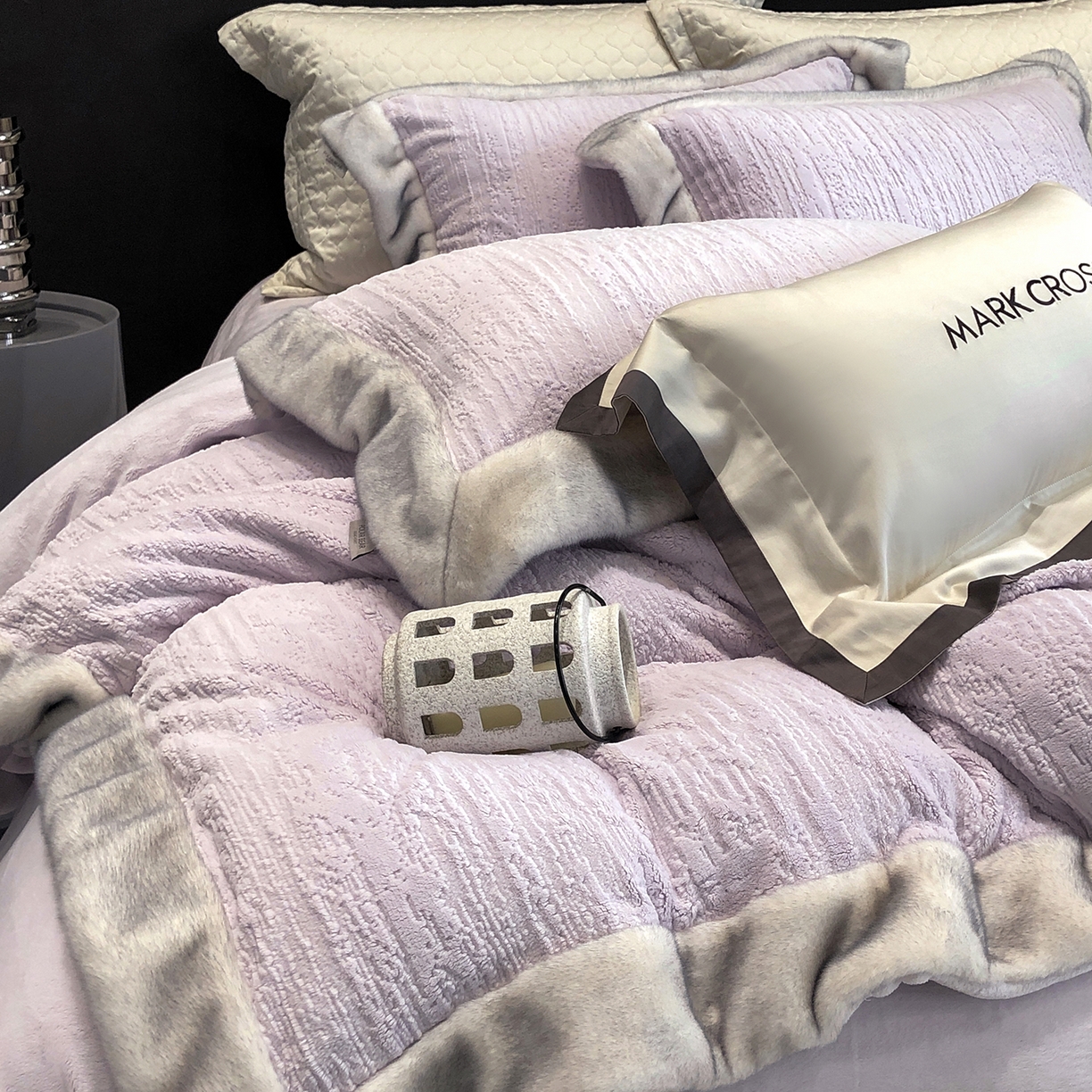 91家纺网 家纺一手货源 找家纺 佳汐蓝家纺 2025新款高奢暖绒立体浮雕熊极绒系列四件套 融冬北极狐-奶芋紫