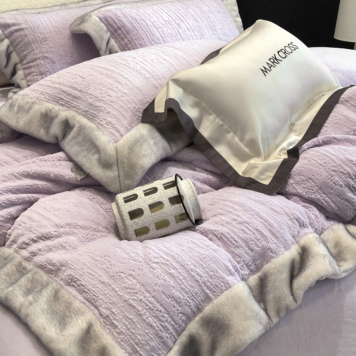 91家纺网 家纺一手货源 找家纺 佳汐蓝家纺 2025新款高奢暖绒立体浮雕熊极绒系列四件套 融冬北极狐-奶芋紫