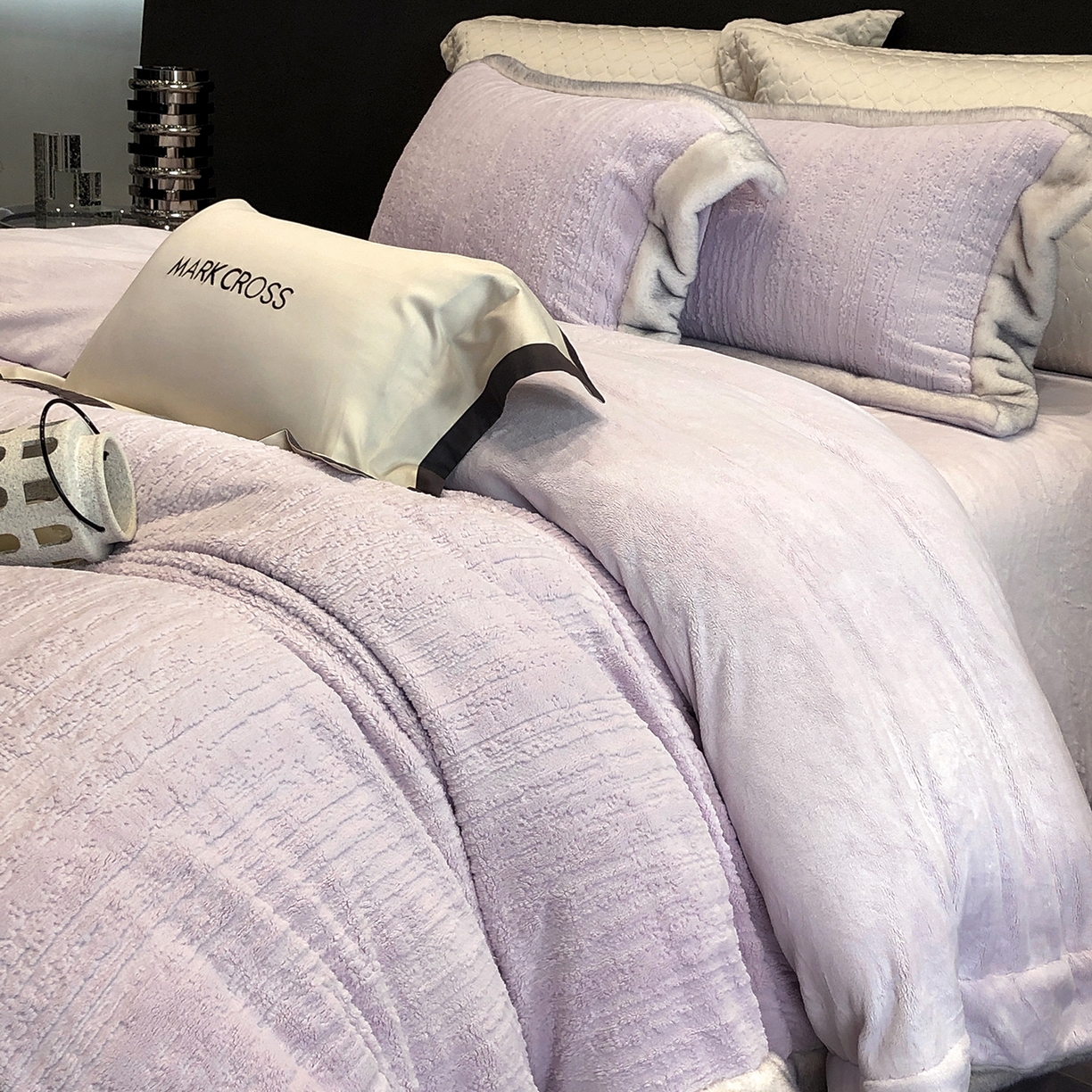 91家纺网 家纺一手货源 找家纺 佳汐蓝家纺 2025新款高奢暖绒立体浮雕熊极绒系列四件套 融冬北极狐-奶芋紫