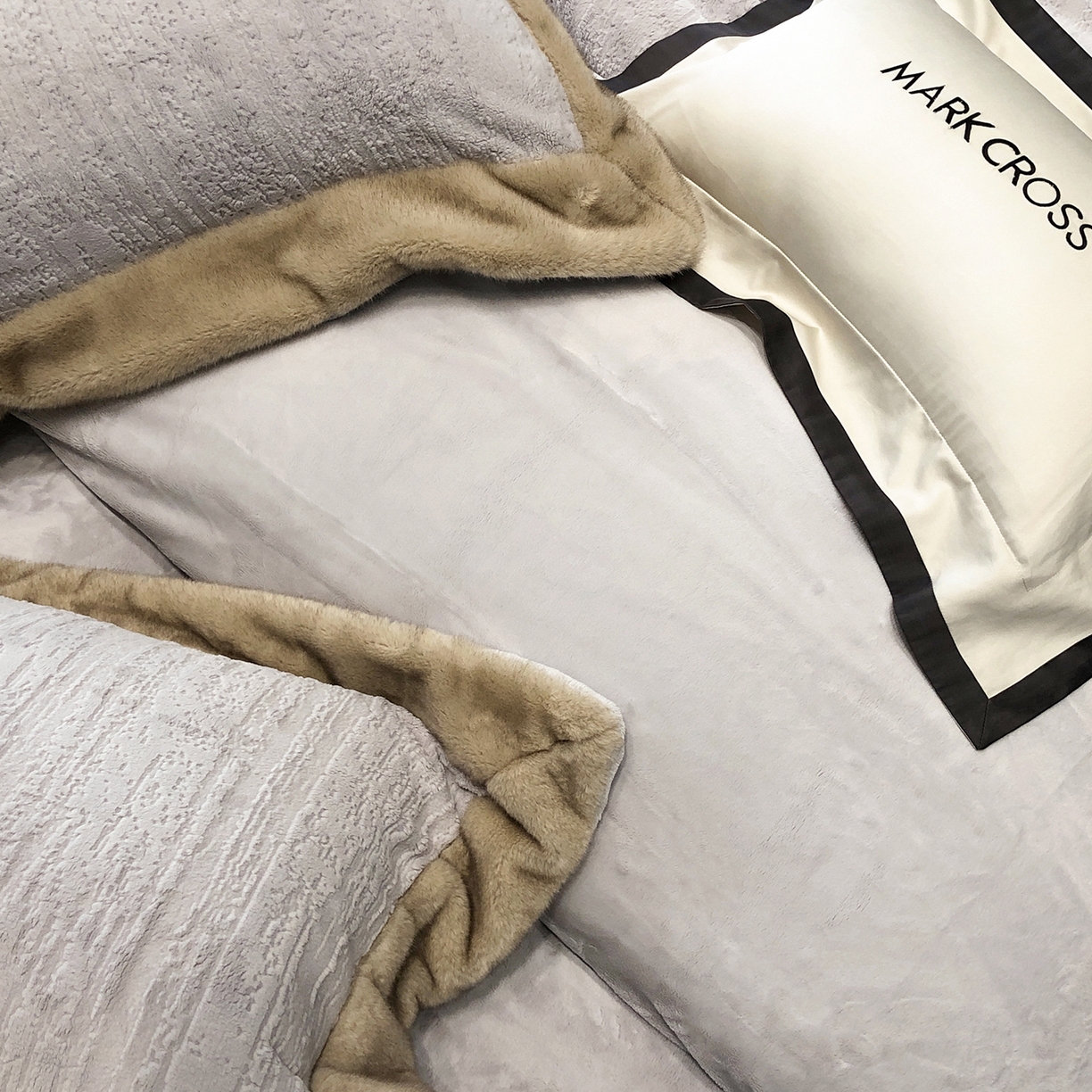 91家纺网 家纺一手货源 找家纺 佳汐蓝家纺 2025新款高奢暖绒立体浮雕熊极绒系列四件套 融冬北极狐-薄暮灰