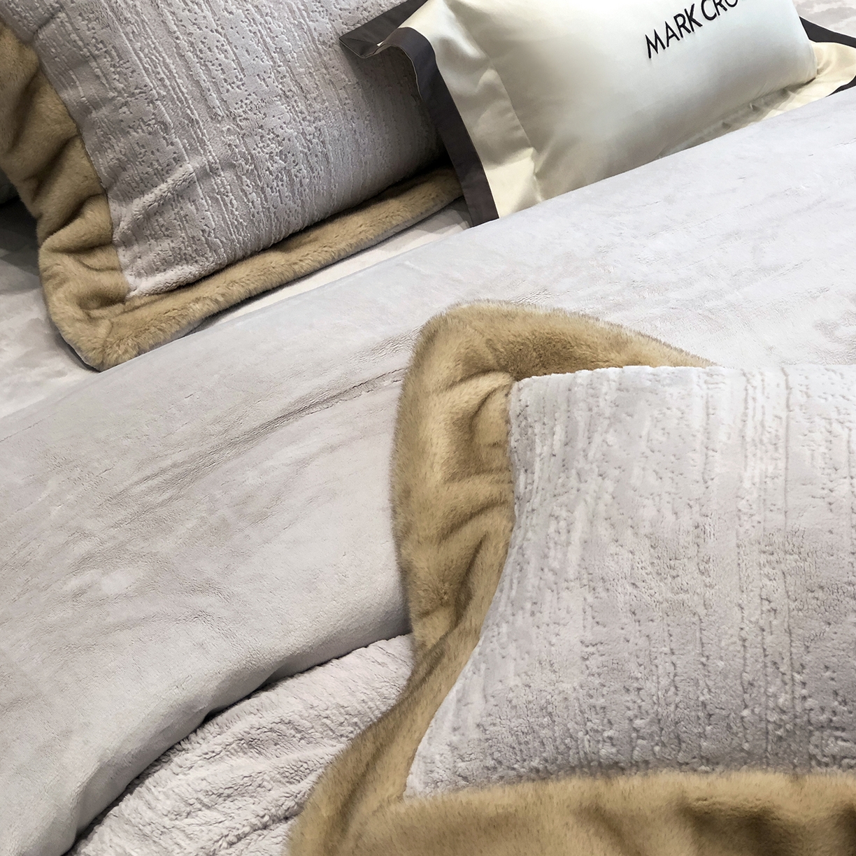 91家纺网 家纺一手货源 找家纺 佳汐蓝家纺 2025新款高奢暖绒立体浮雕熊极绒系列四件套 融冬北极狐-薄暮灰